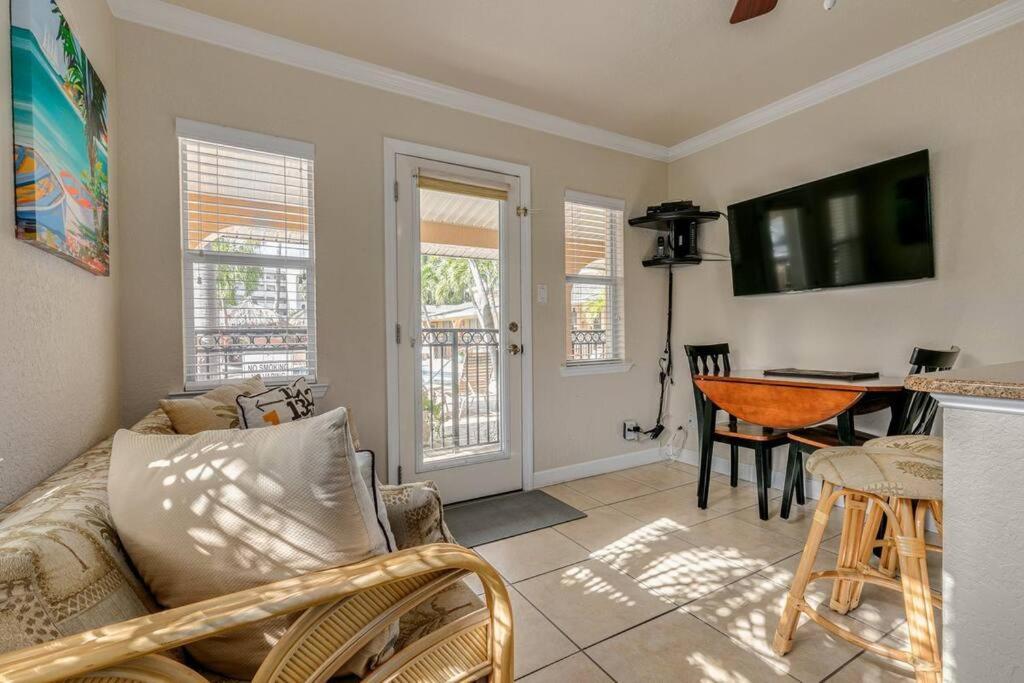 Steps To The Beach And Restaurants! - Coconut Villa'S Suite 1 St. Pete Beach Exteriör bild
