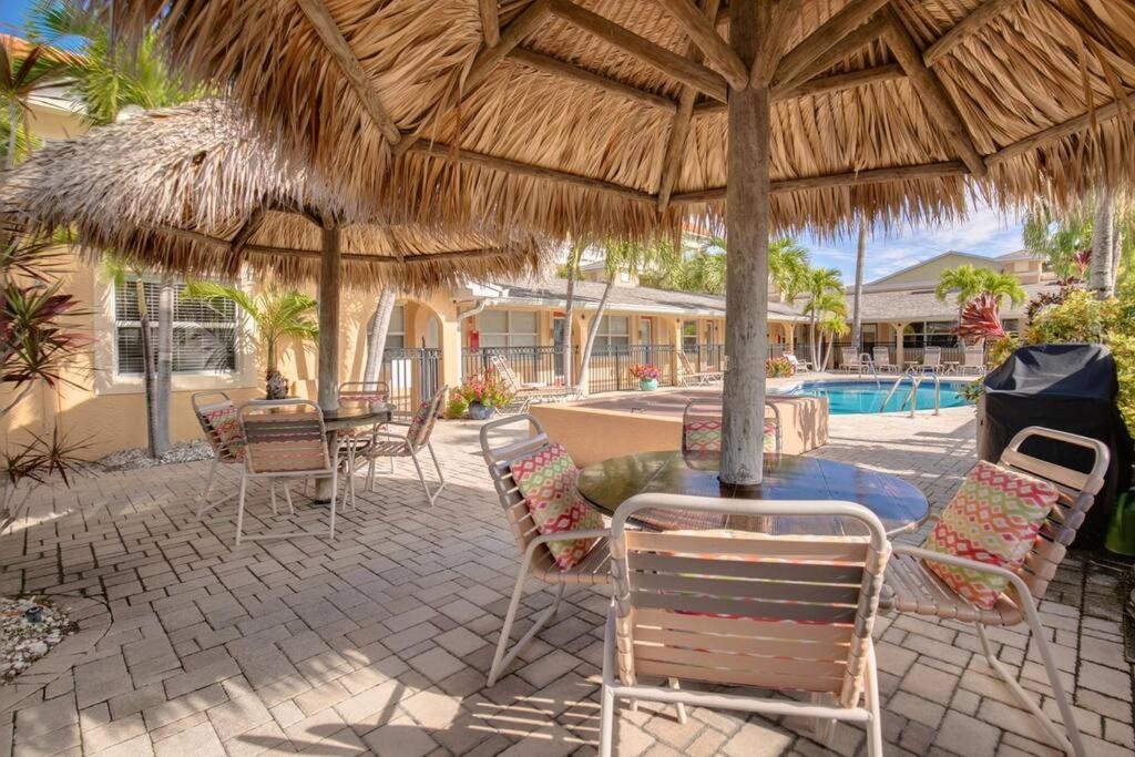 Steps To The Beach And Restaurants! - Coconut Villa'S Suite 1 St. Pete Beach Exteriör bild